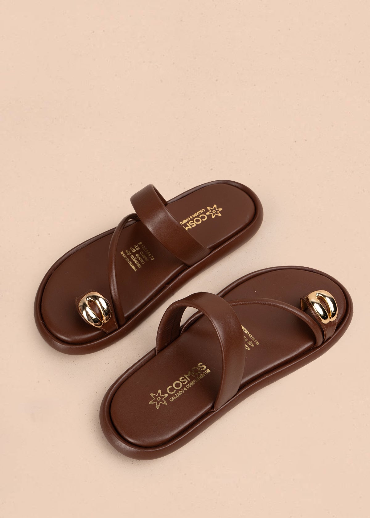 Sandalias planas en cuero color café con tira cruzada y hebilla brillante 107020