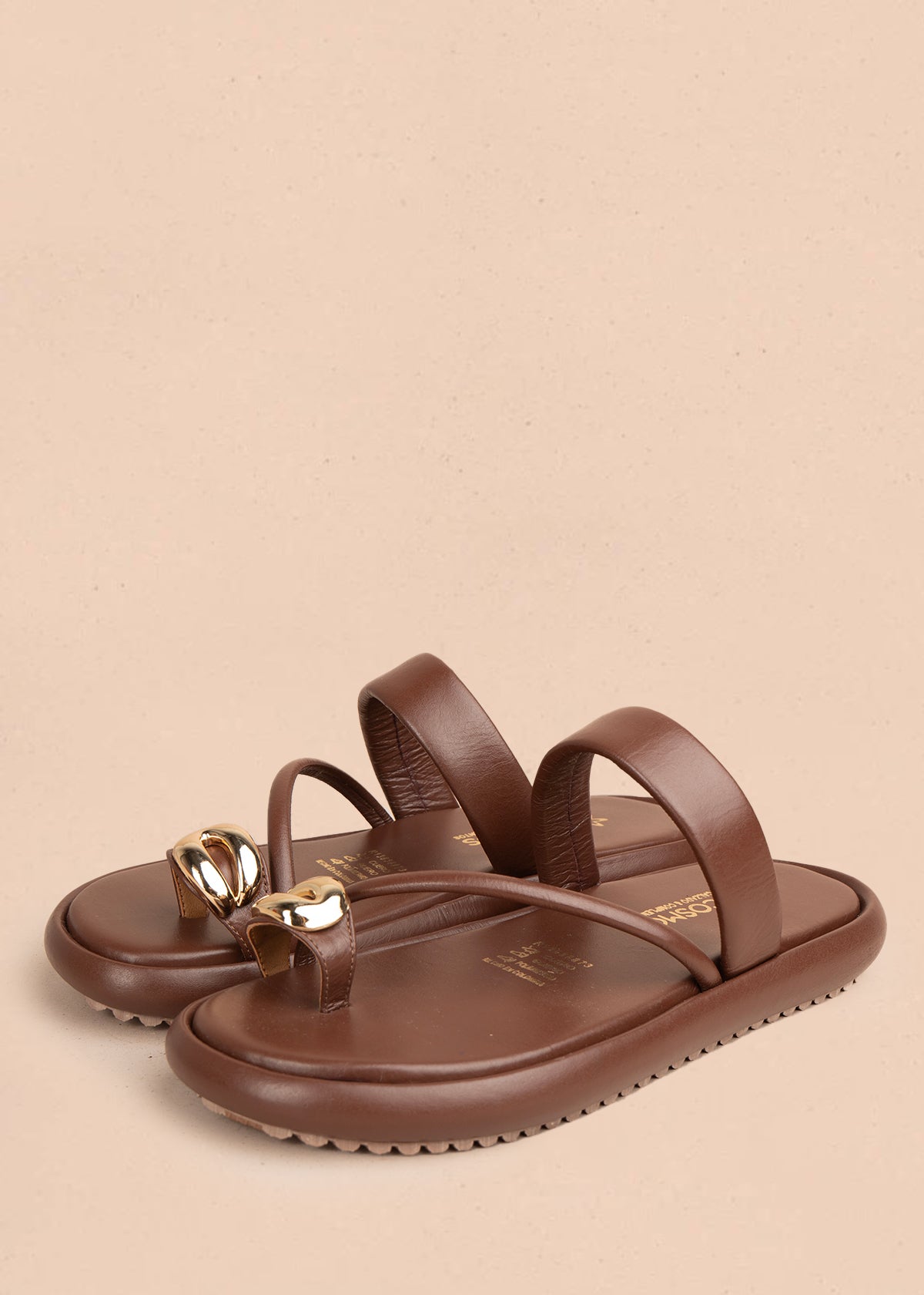 Sandalias planas en cuero color café con tira cruzada y hebilla brillante 107020