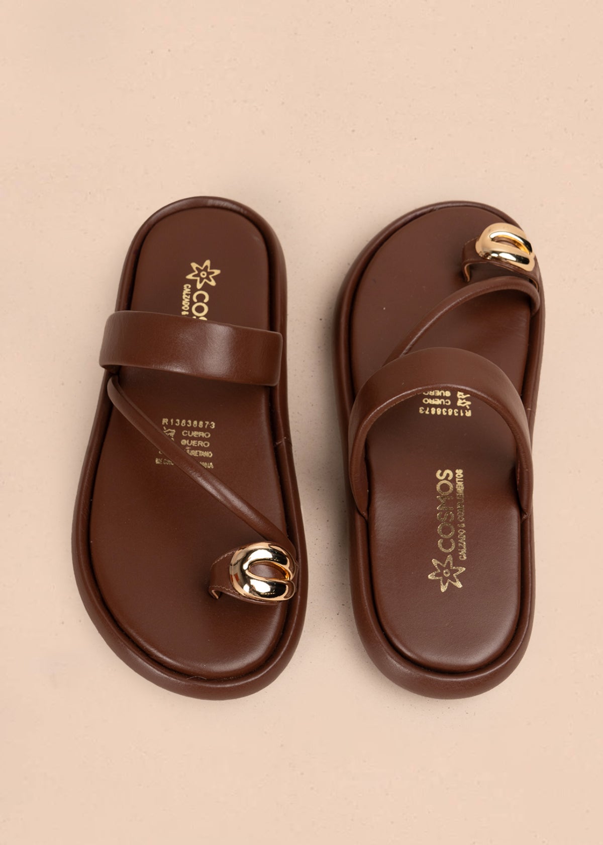 Sandalias planas en cuero color café con tira cruzada y hebilla brillante 107020