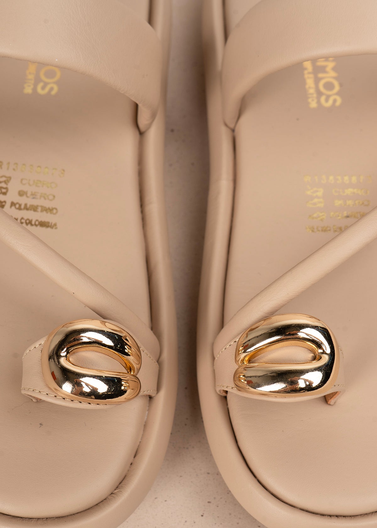 Sandalias planas en cuero color taupe con tira cruzada y hebilla brillante 107020