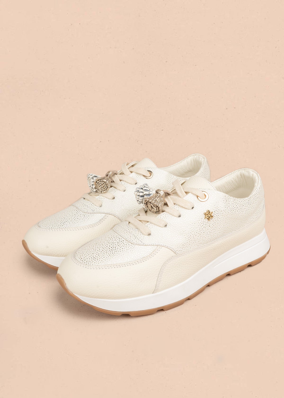Tenis casuales color talco con puntos brillantes y borlas doradas 107024