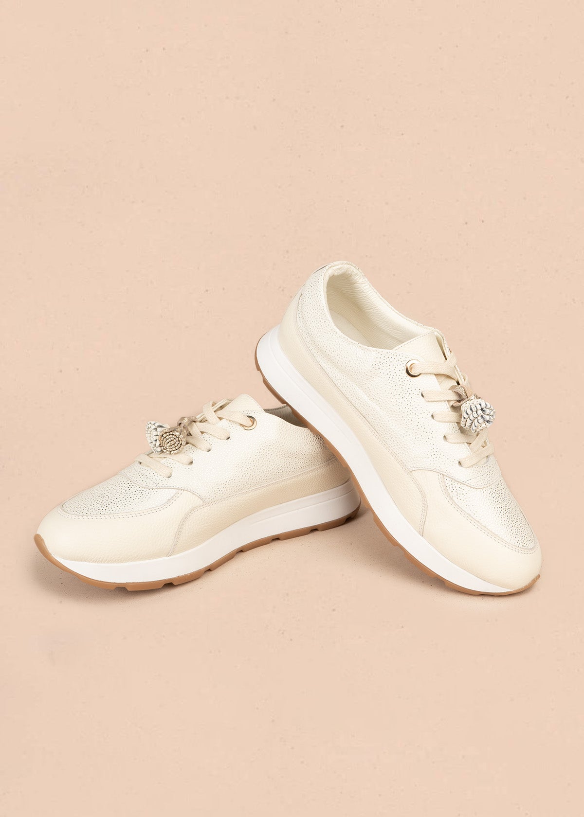 Tenis casuales color talco con puntos brillantes y borlas doradas 107024