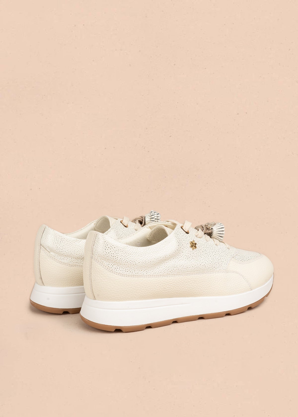 Tenis casuales color talco con puntos brillantes y borlas doradas 107024