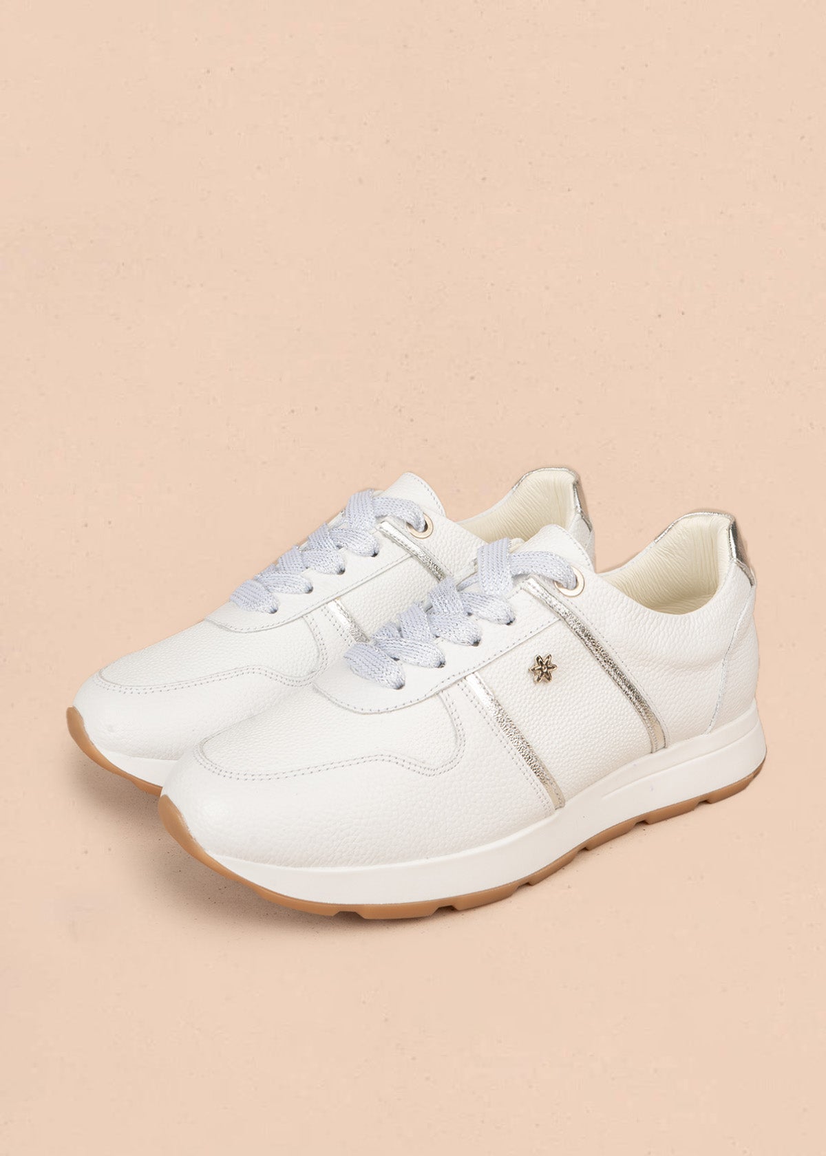 Deportivos en cuero color blanco con franjas metalizadas doradas 107025