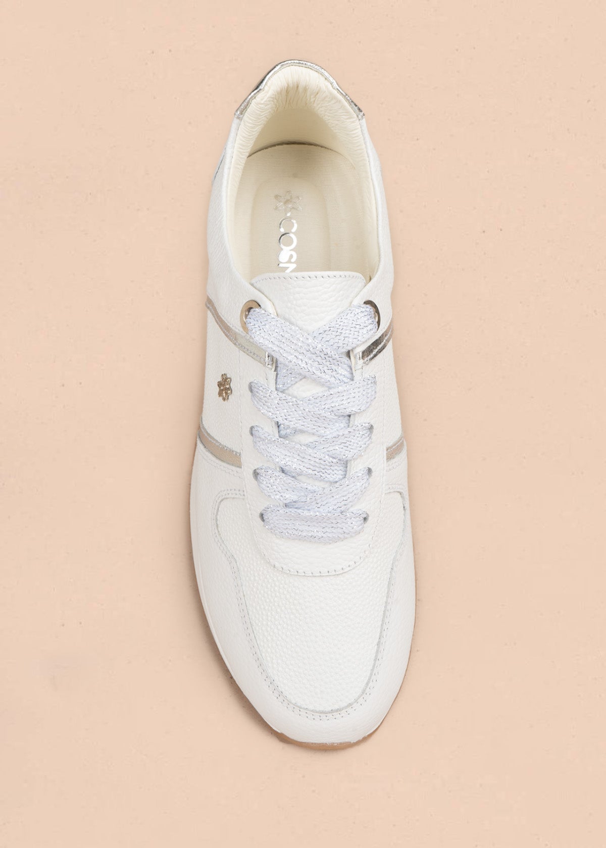 Deportivos en cuero color blanco con franjas metalizadas doradas 107025