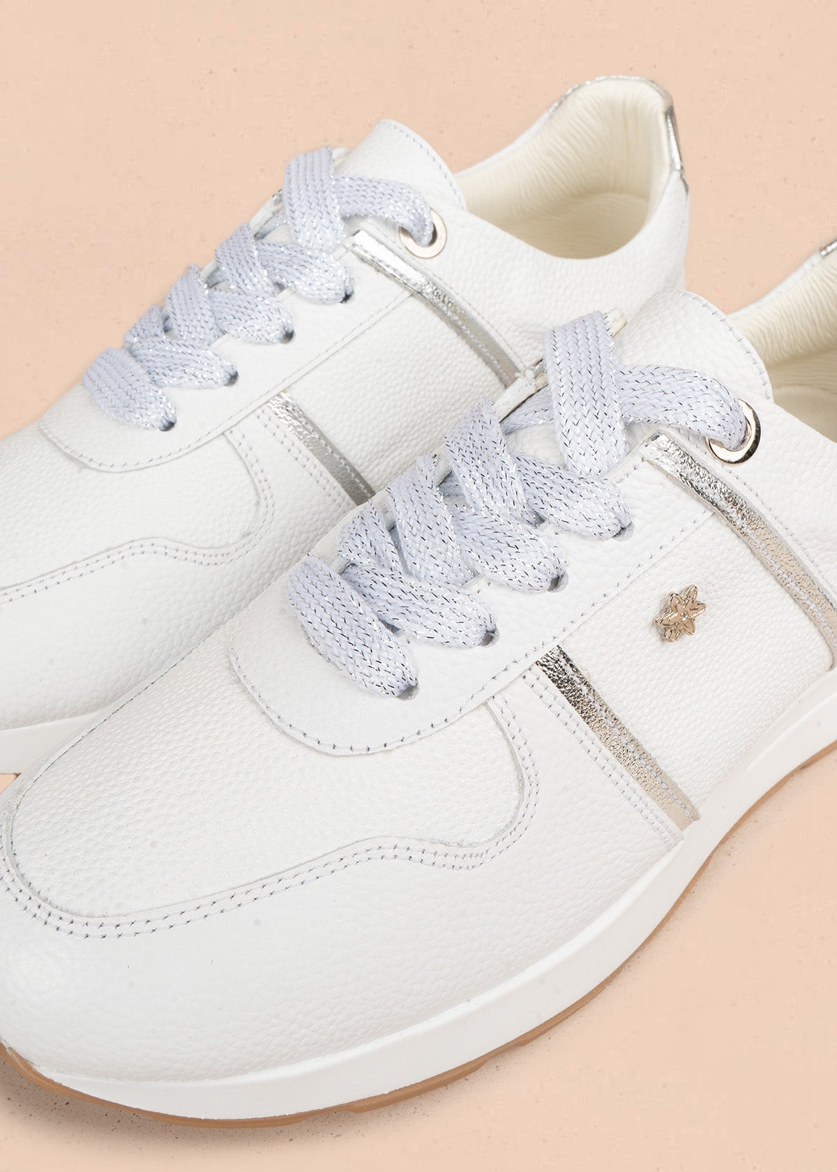 Deportivos en cuero color blanco con franjas metalizadas doradas 107025