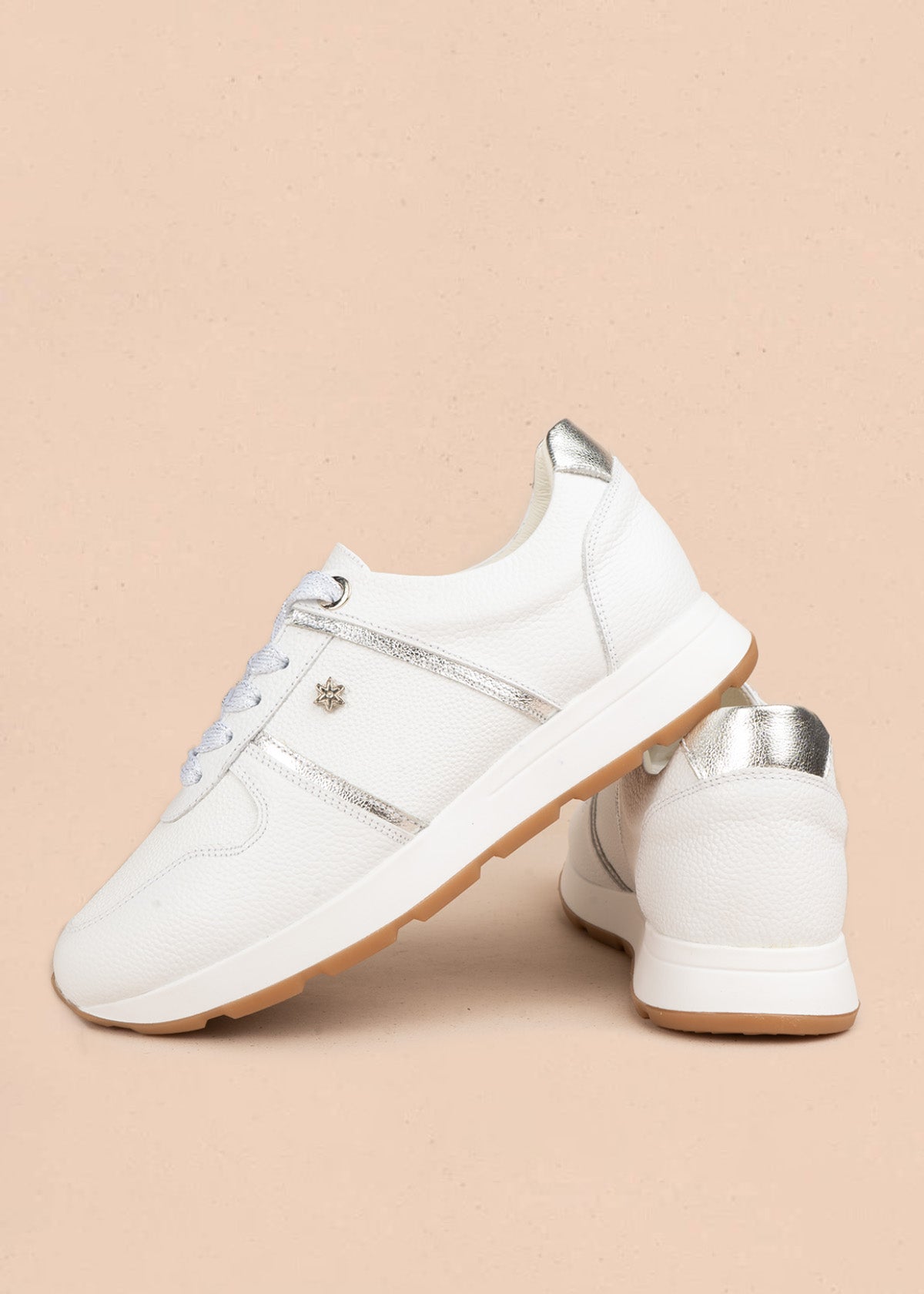 Deportivos en cuero color blanco con franjas metalizadas doradas 107025