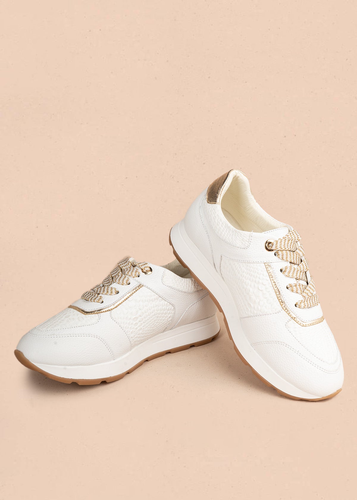 Tenis casuales en cuero color blanco con detalles dorados 107026