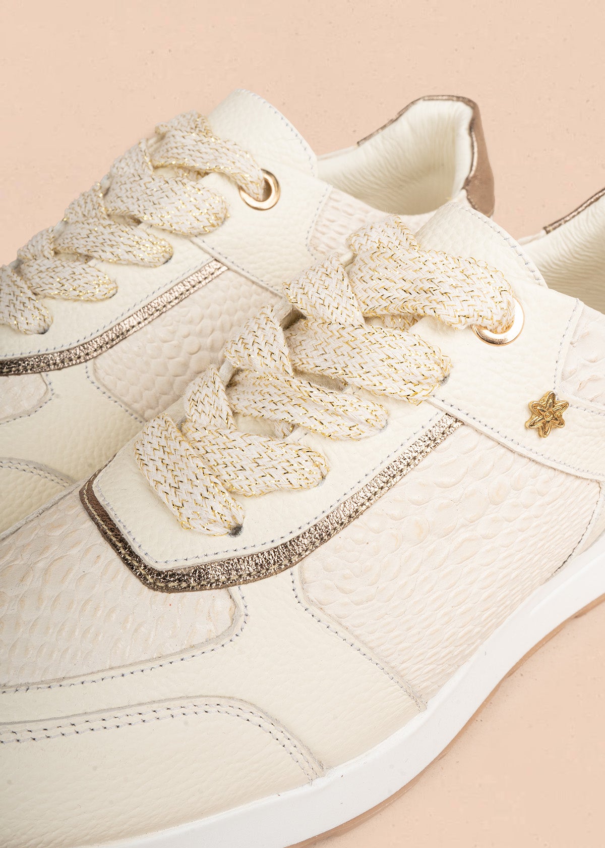 Tenis casuales en cuero color talco con detalles dorados 107026