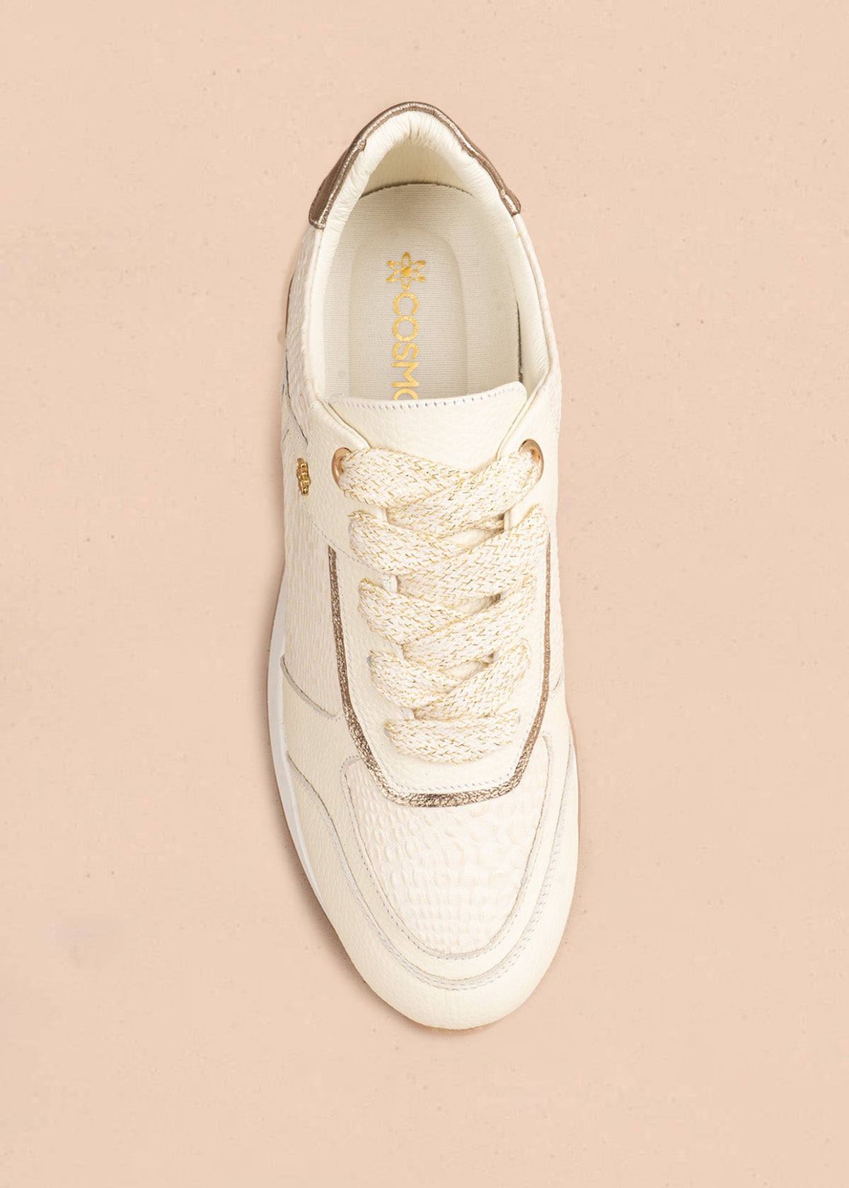 Tenis casuales en cuero color talco con detalles dorados 107026