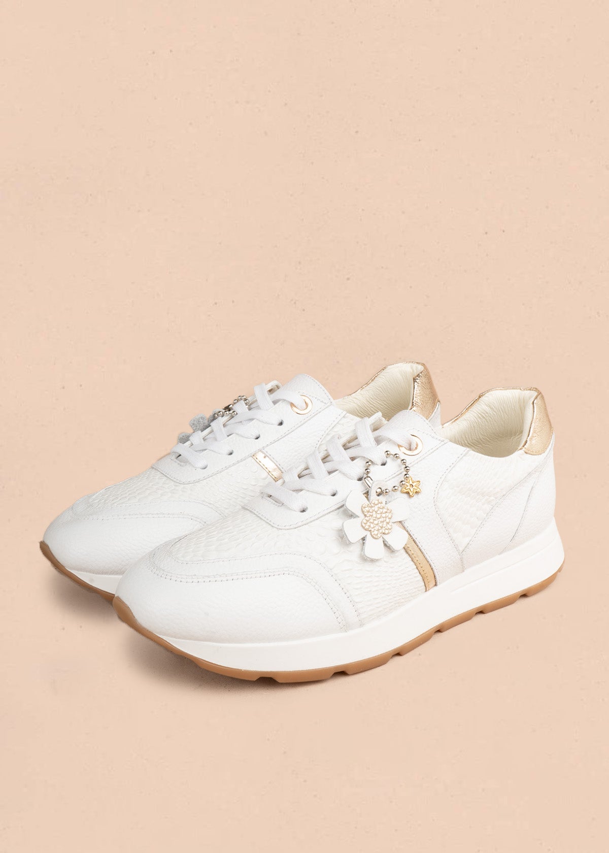 Tenis casuales en cuero color blanco con franja metalizada 107027