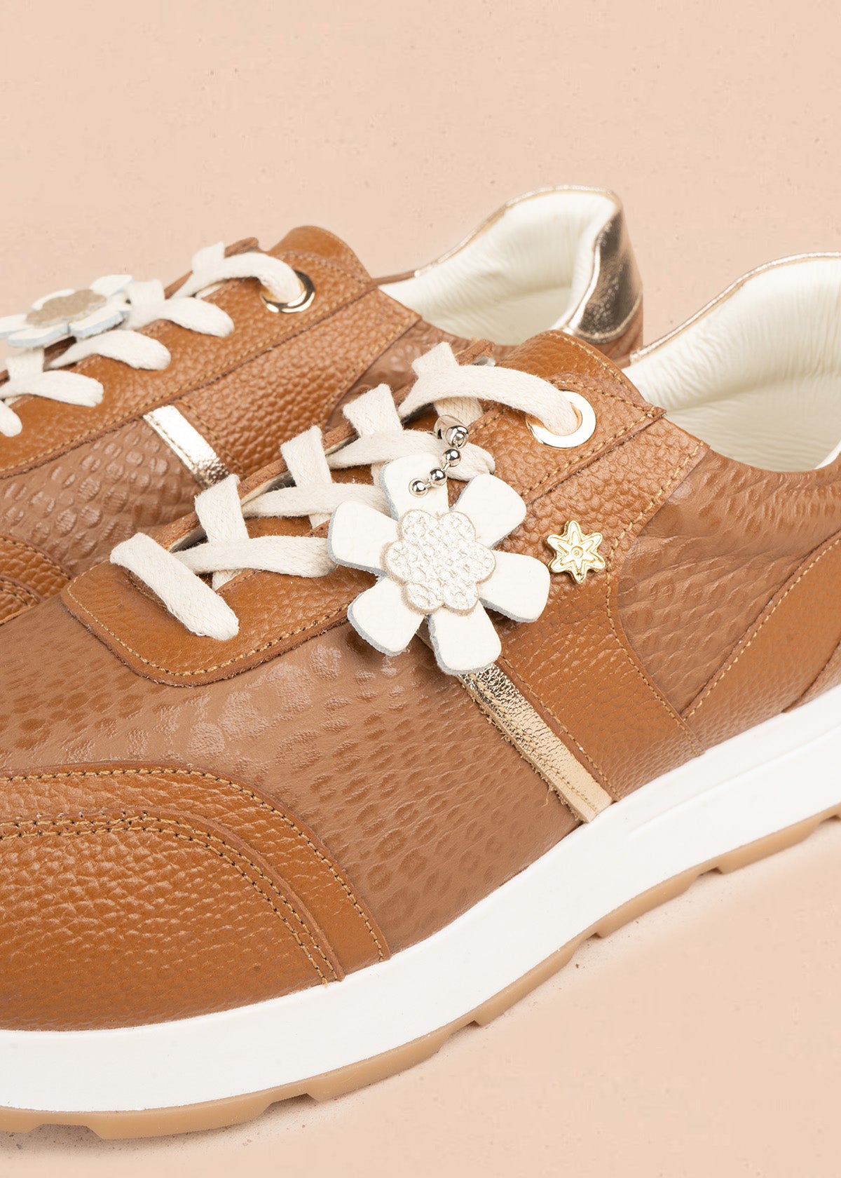 Deportivos en cuero color miel con franja metalizada dorada y aplique de flor blanca 107027