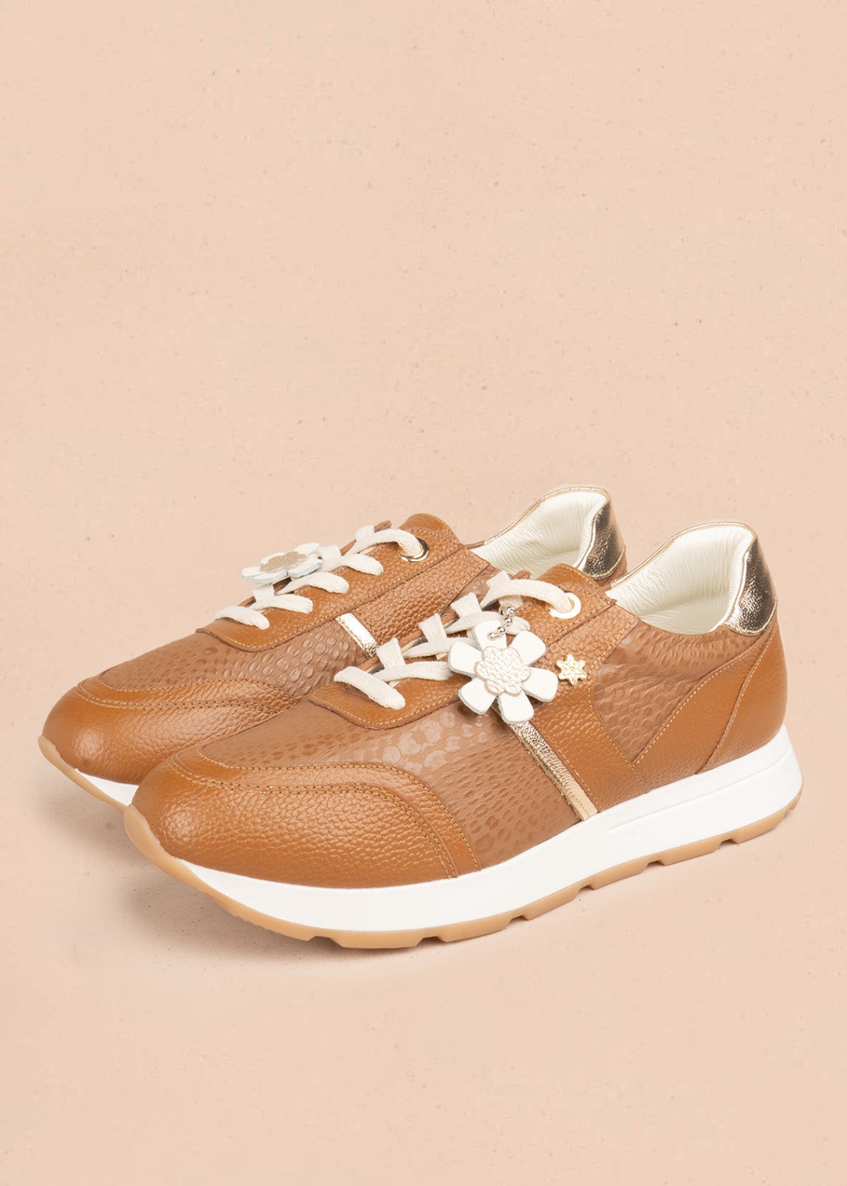 Deportivos en cuero color miel con franja metalizada dorada y aplique de flor blanca 107027