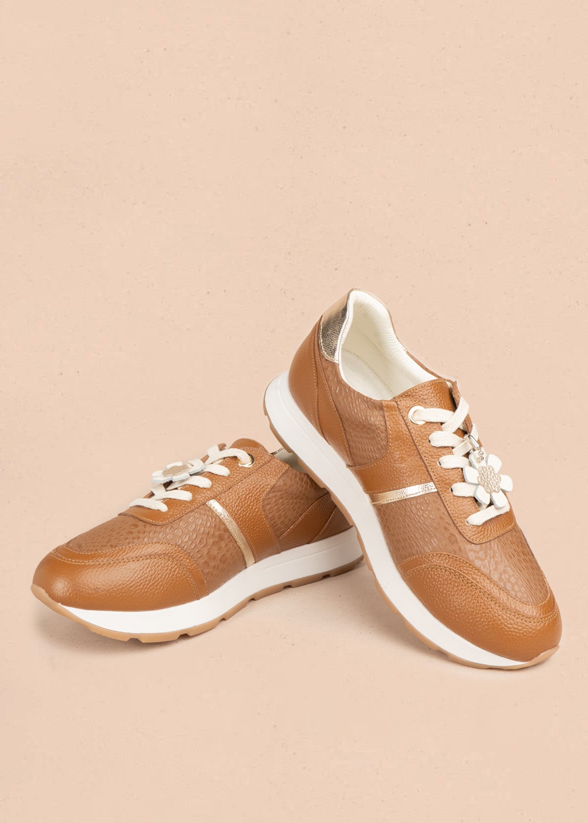 Deportivos en cuero color miel con franja metalizada dorada y aplique de flor blanca 107027
