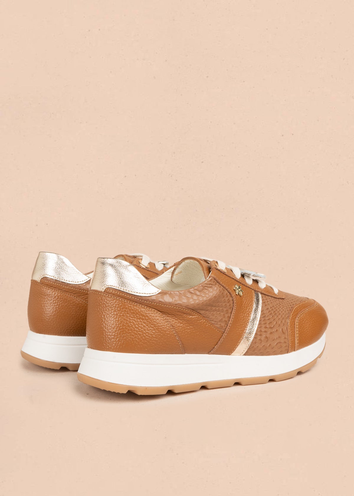 Deportivos en cuero color miel con franja metalizada dorada y aplique de flor blanca 107027