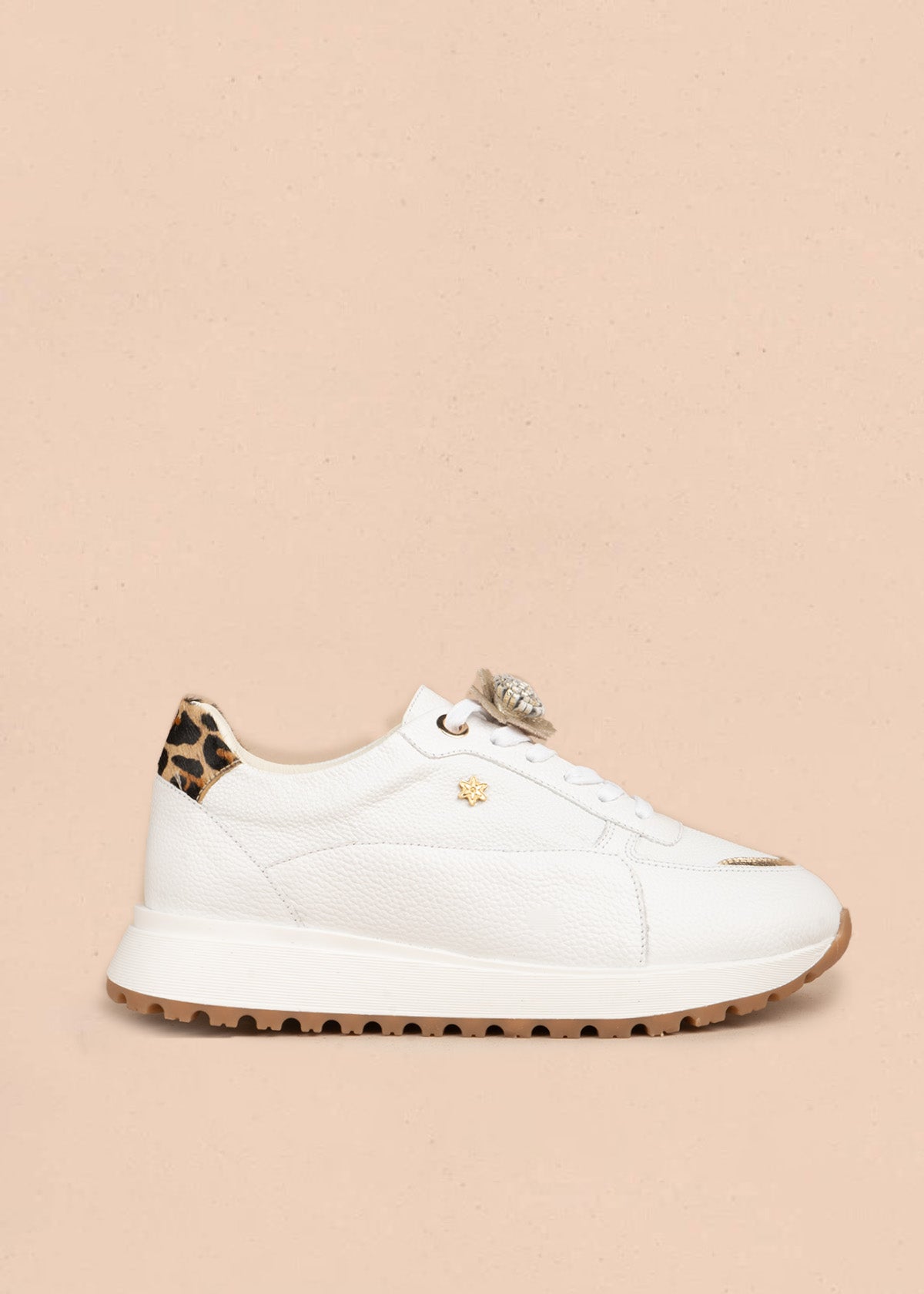 Tenis casuales en cuero blanco con flores doradas y talón estampado de leopardo 107029