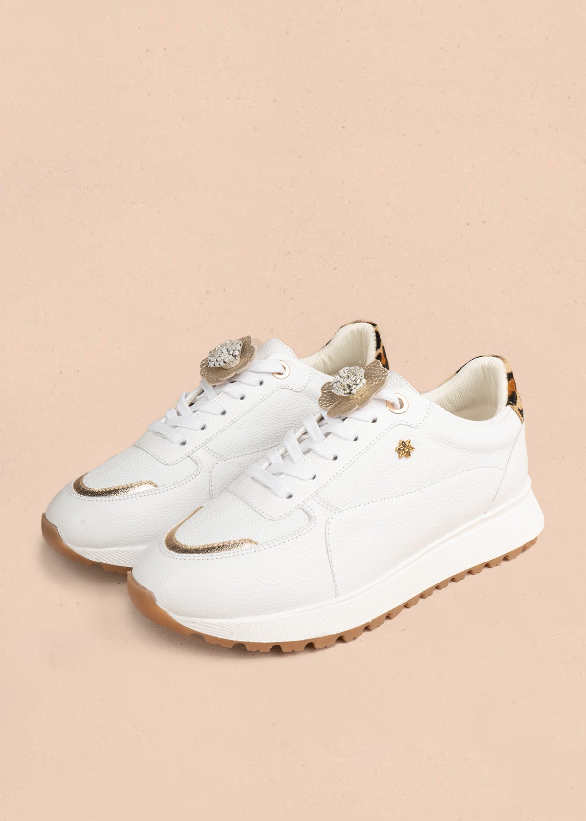 Tenis casuales en cuero blanco con flores doradas y talón estampado de leopardo 107029