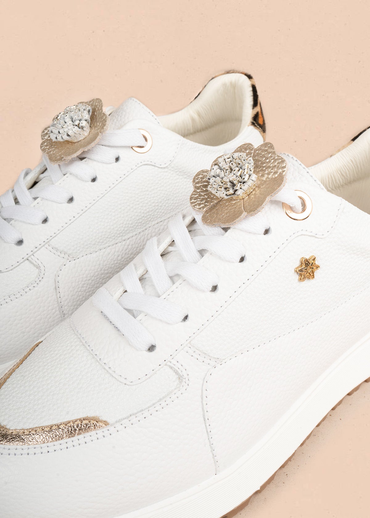 Tenis casuales en cuero blanco con flores doradas y talón estampado de leopardo 107029