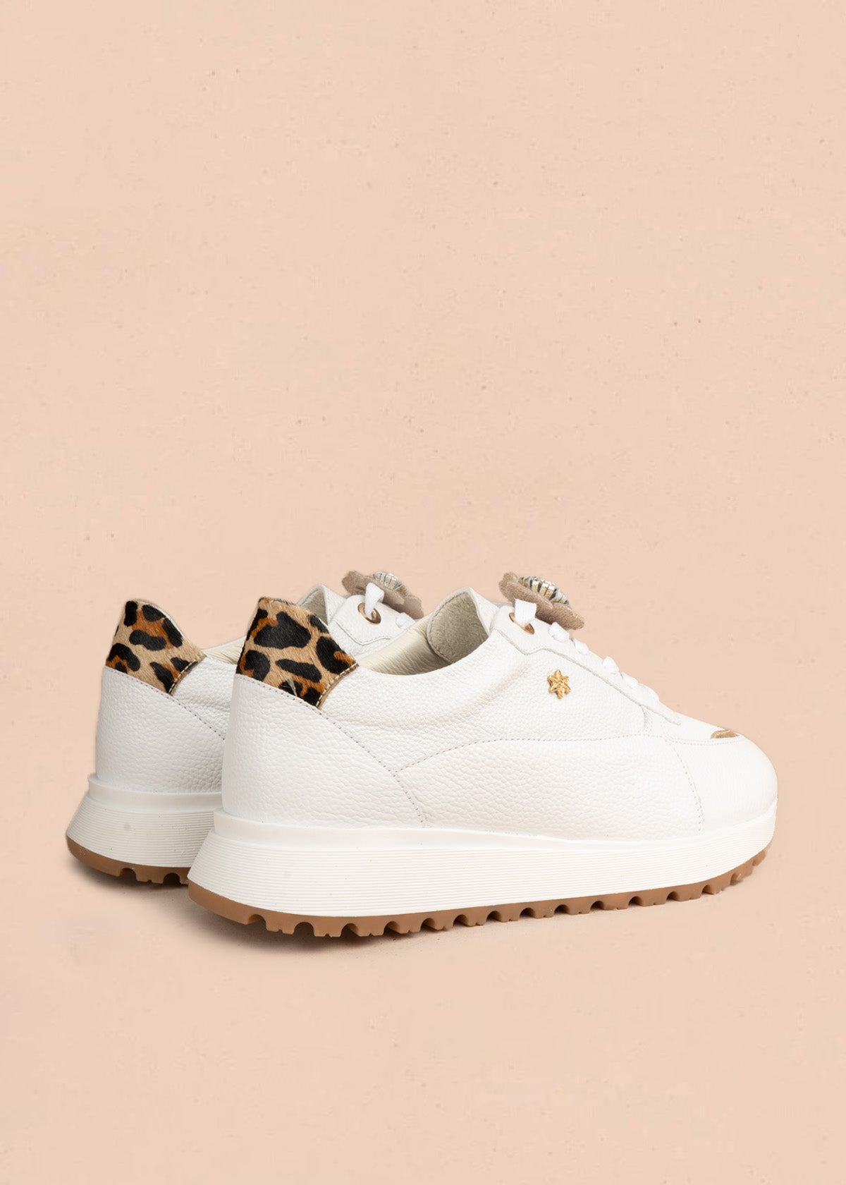 Tenis casuales en cuero blanco con flores doradas y talón estampado de leopardo 107029