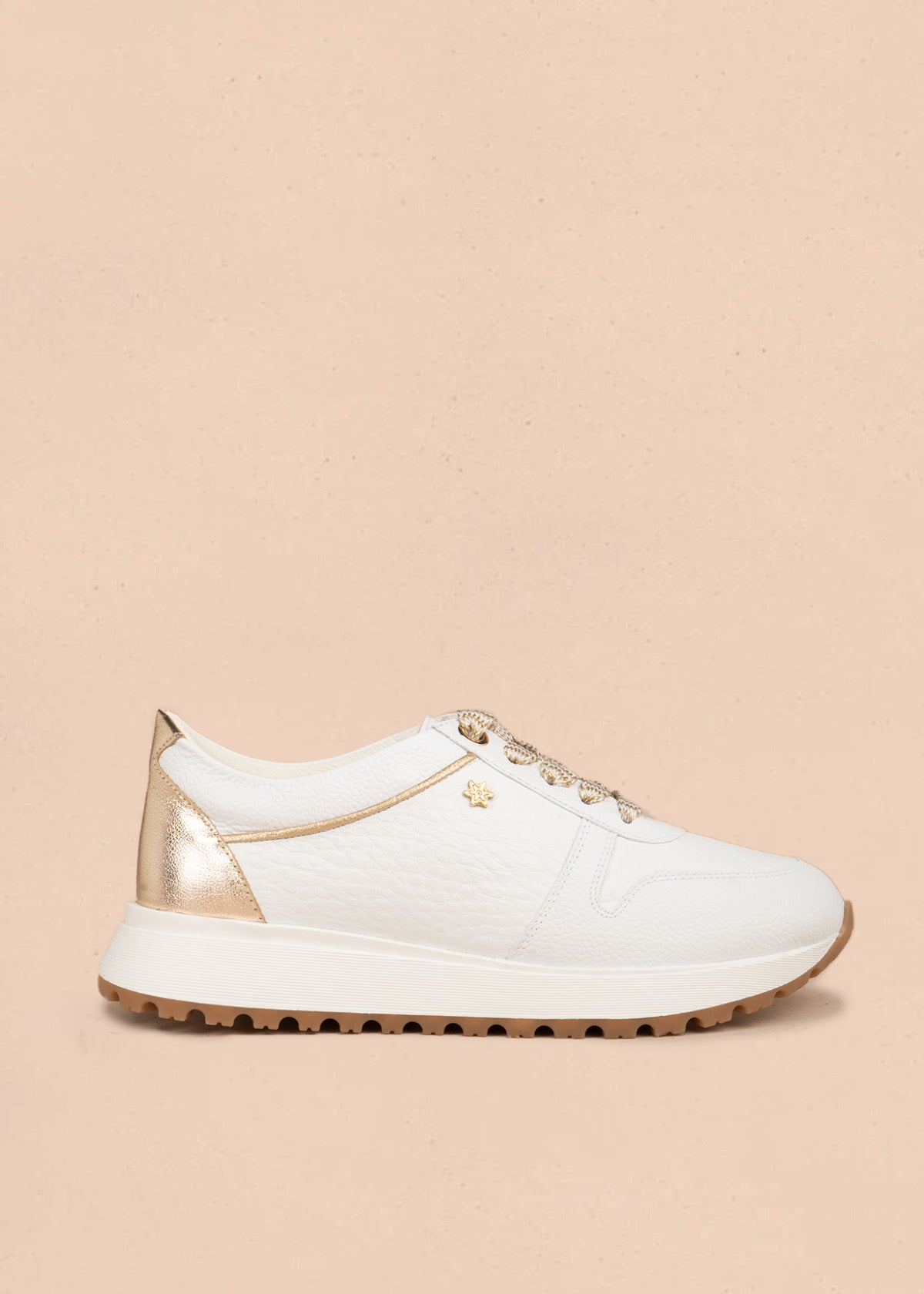 Tenis casuales en cuero blanco con cordones bicolor y talón dorado 107030