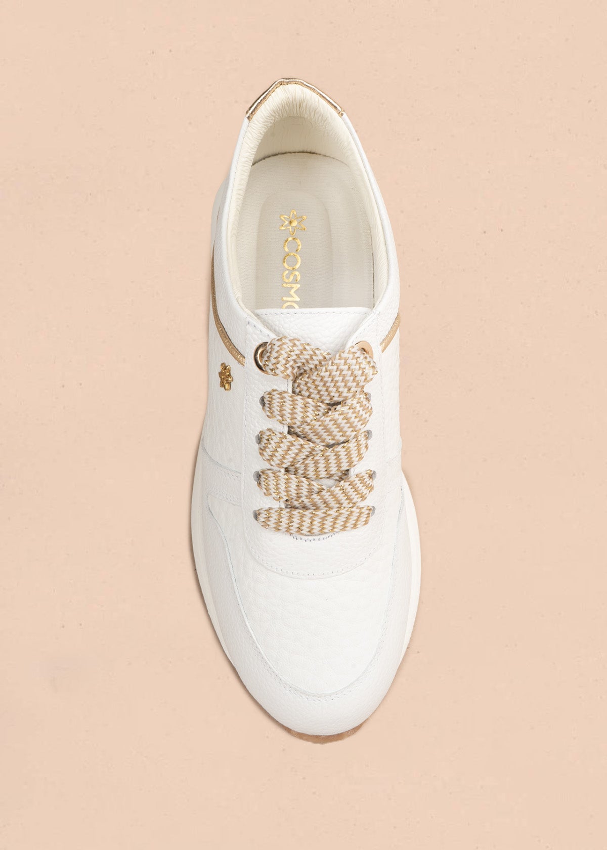 Tenis casuales en cuero blanco con cordones bicolor y talón dorado 107030
