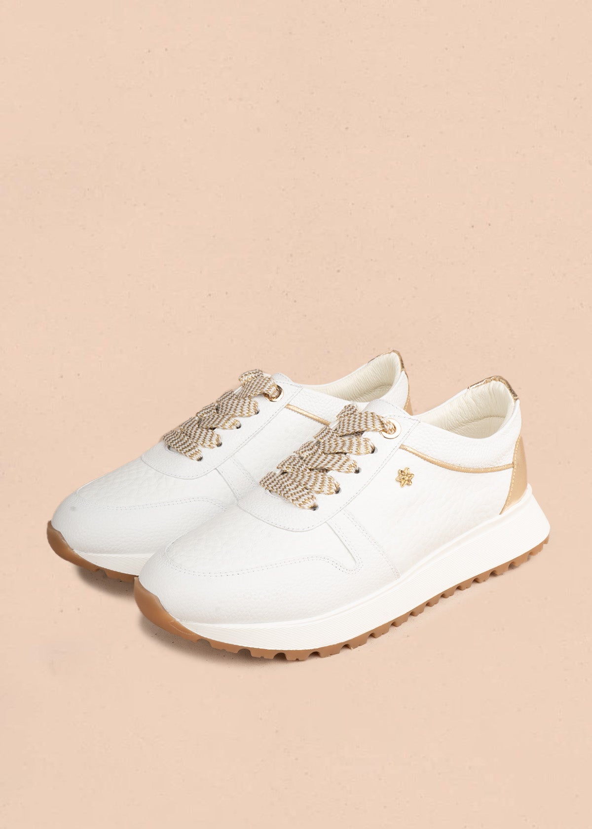Tenis casuales en cuero blanco con cordones bicolor y talón dorado 107030
