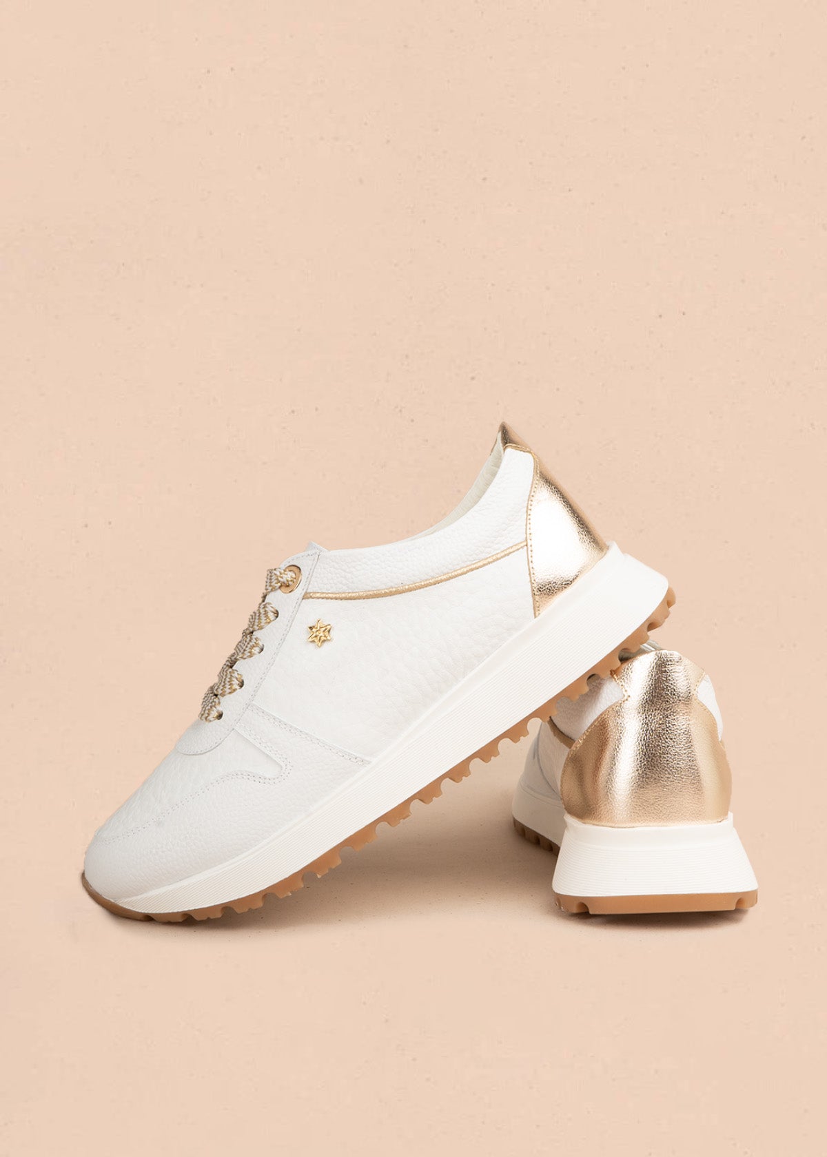 Tenis casuales en cuero blanco con cordones bicolor y talón dorado 107030