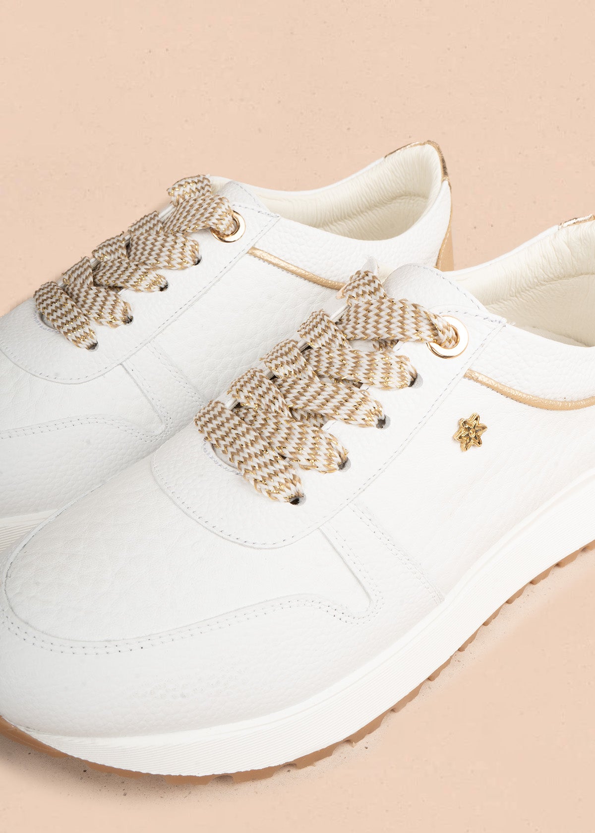 Tenis casuales en cuero blanco con cordones bicolor y talón dorado 107030