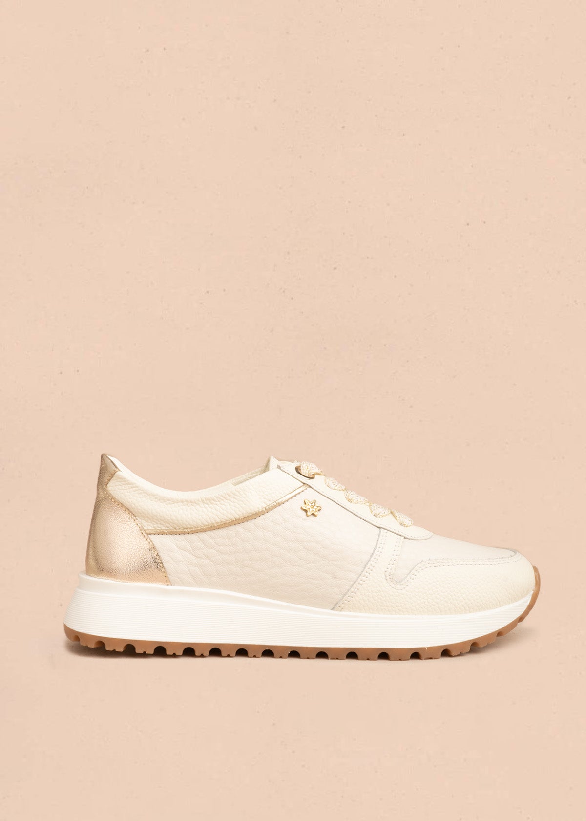 Tenis casuales en cuero talco con cordones bicolor y talón dorado 107030