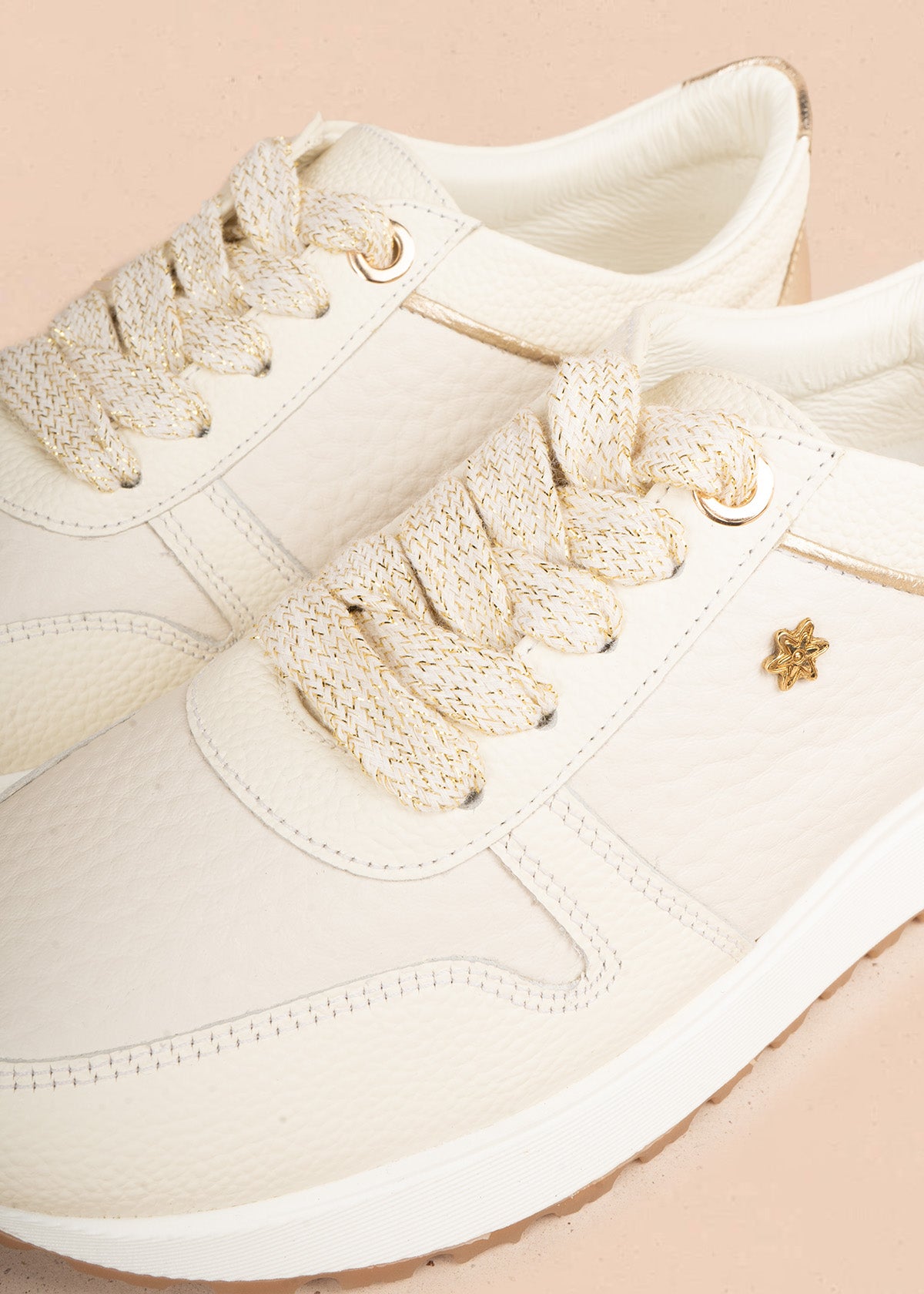 Tenis casuales en cuero talco con cordones bicolor y talón dorado 107030