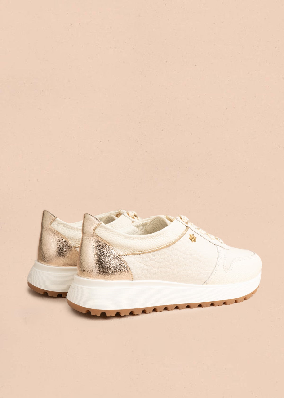 Tenis casuales en cuero talco con cordones bicolor y talón dorado 107030
