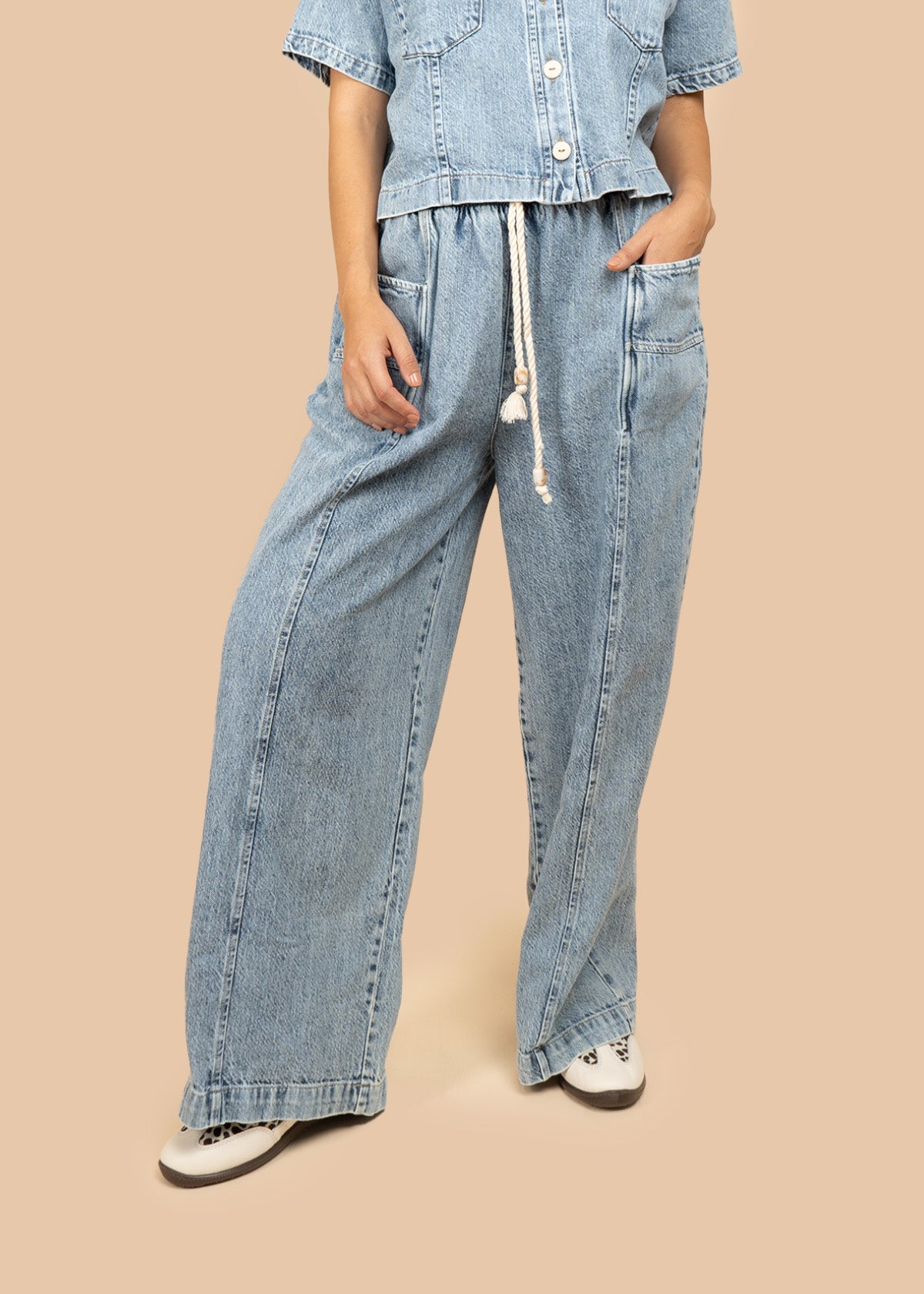 Pantalón con resorte color azul con pretina elástica con cordón de borlas 107031