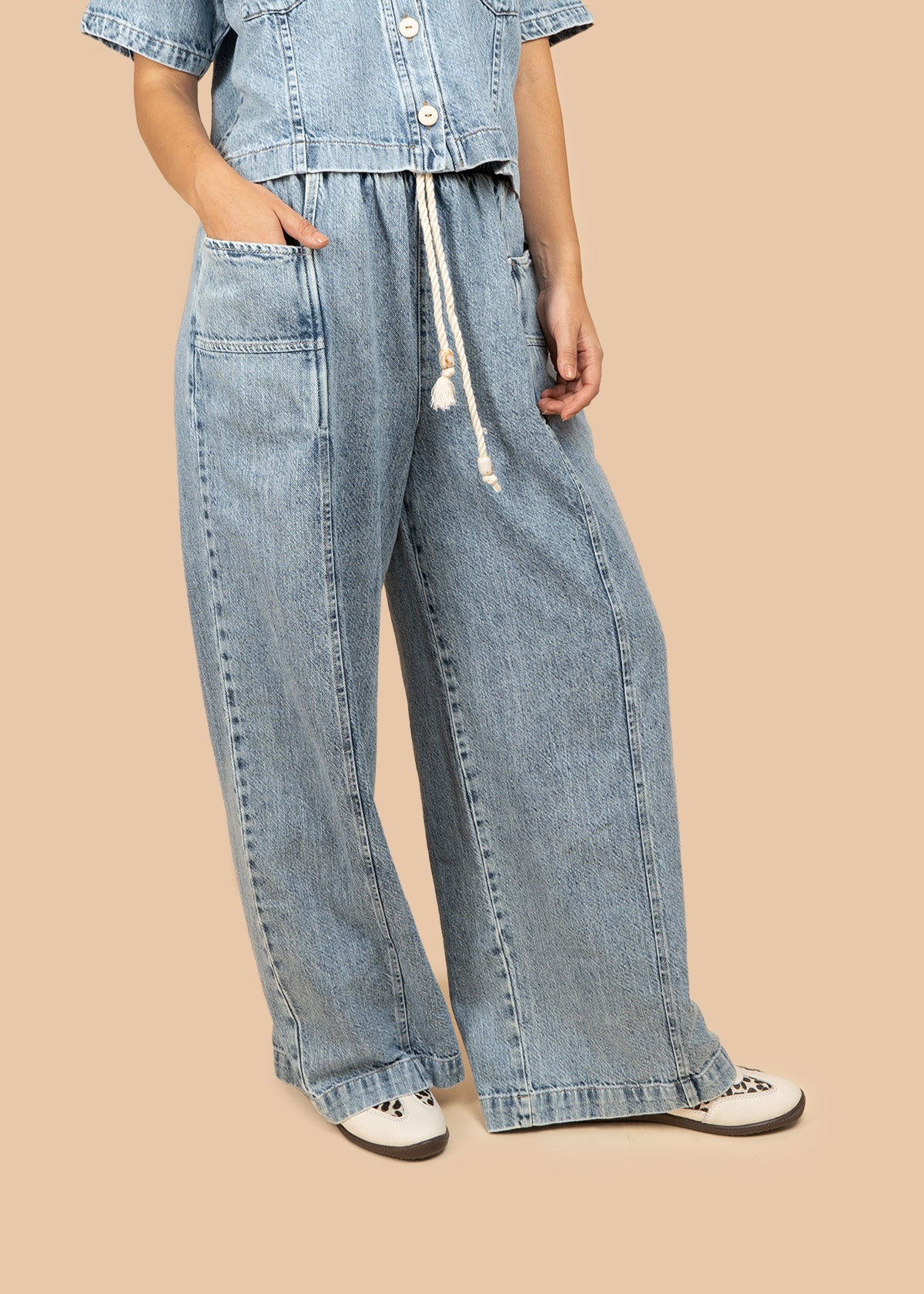 Pantalón con resorte color azul con pretina elástica con cordón de borlas 107031