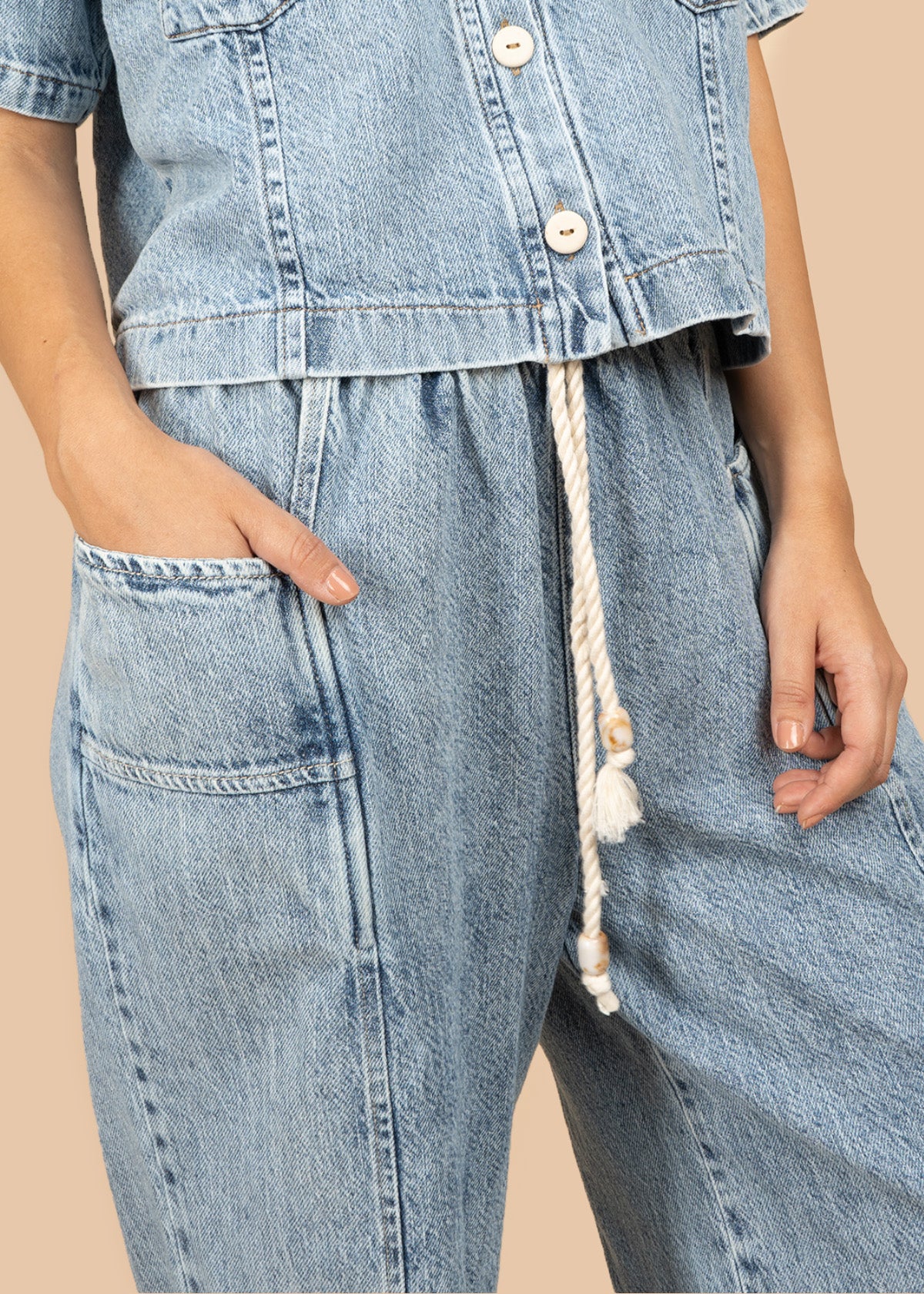 Pantalón con resorte color azul con pretina elástica con cordón de borlas 107031