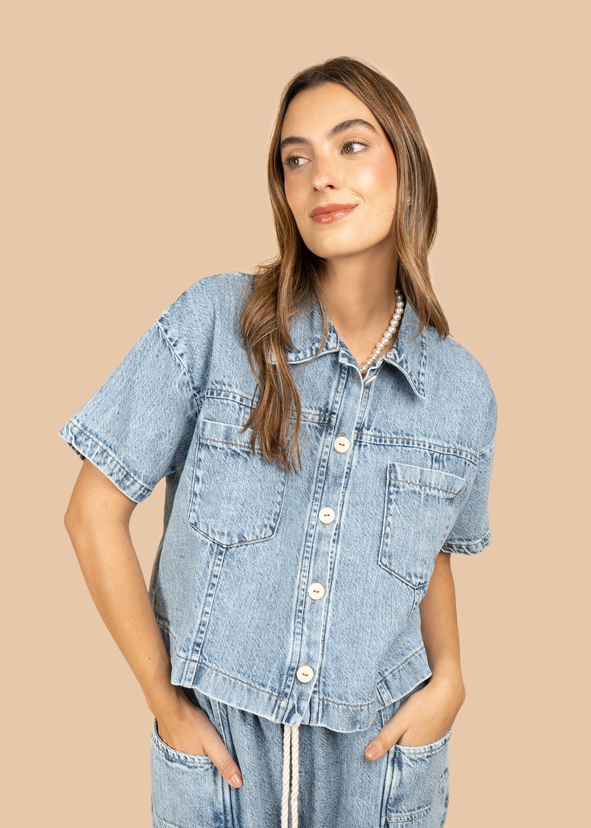 Blusa en denim color azul con manga corta y bolsillos de parche con solapa 106763