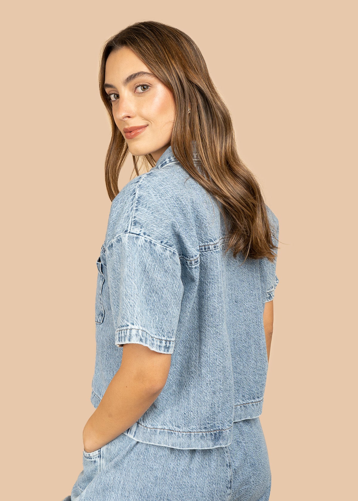 Blusa en denim color azul con manga corta y bolsillos de parche con solapa 106763