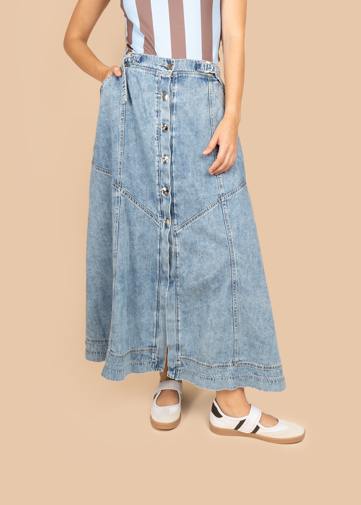 Falda larga en denim claro con botonadura frontal y costuras en ángulo 107035