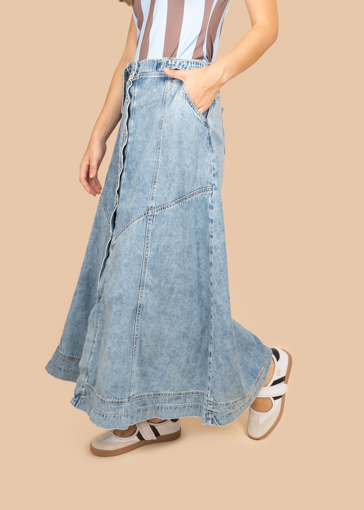Falda larga en denim claro con botonadura frontal y costuras en ángulo 107035