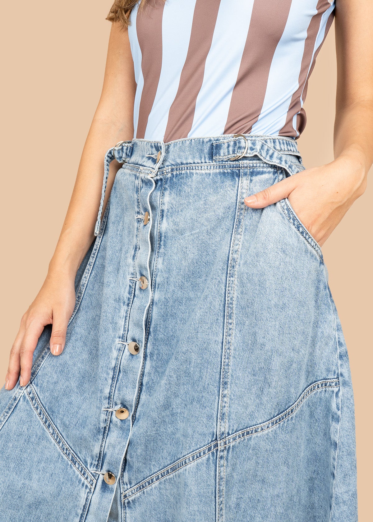 Falda larga en denim claro con botonadura frontal y costuras en ángulo 107035
