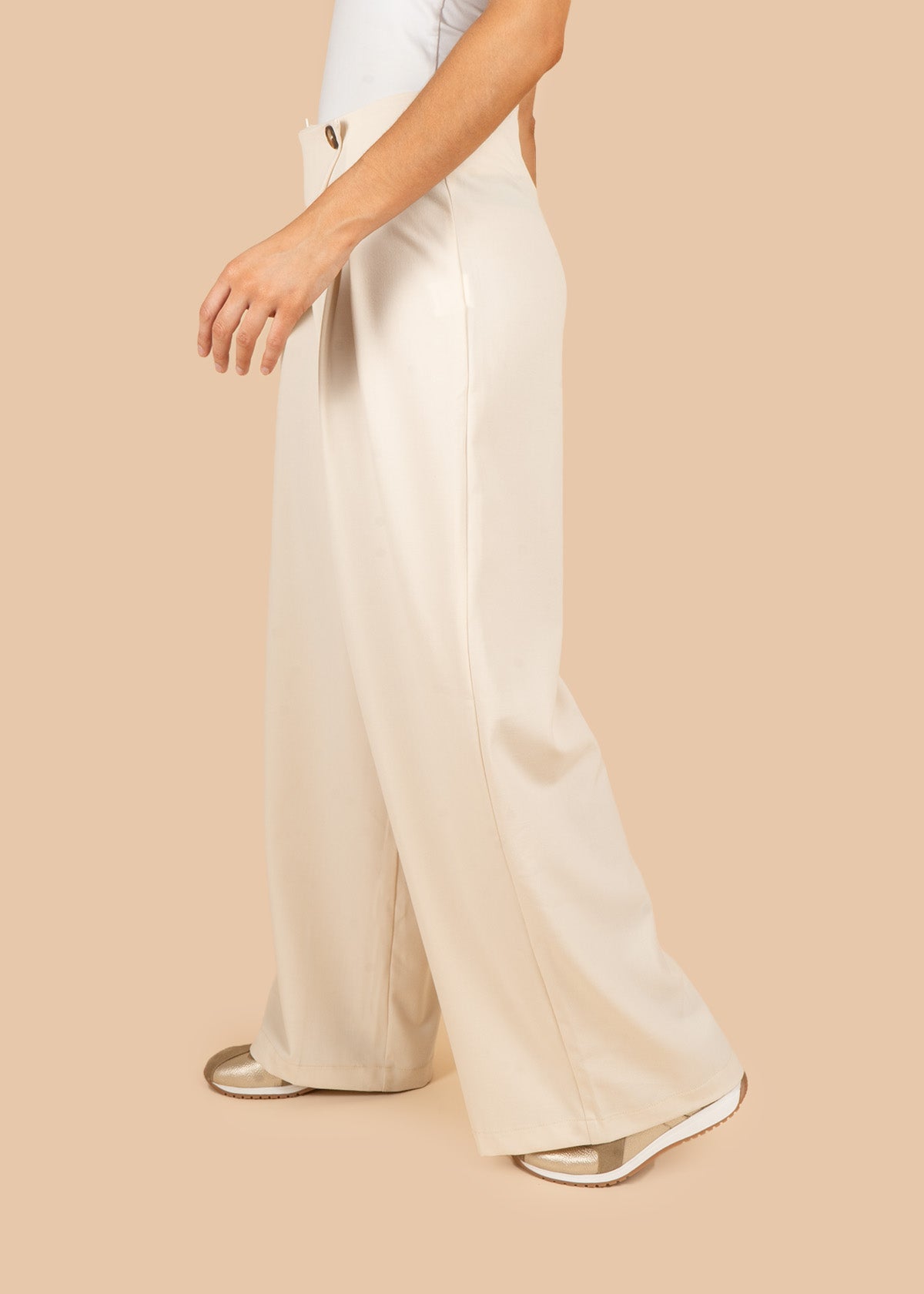 Pantalón color camel anco con panel cruzado delantero y botón 107043