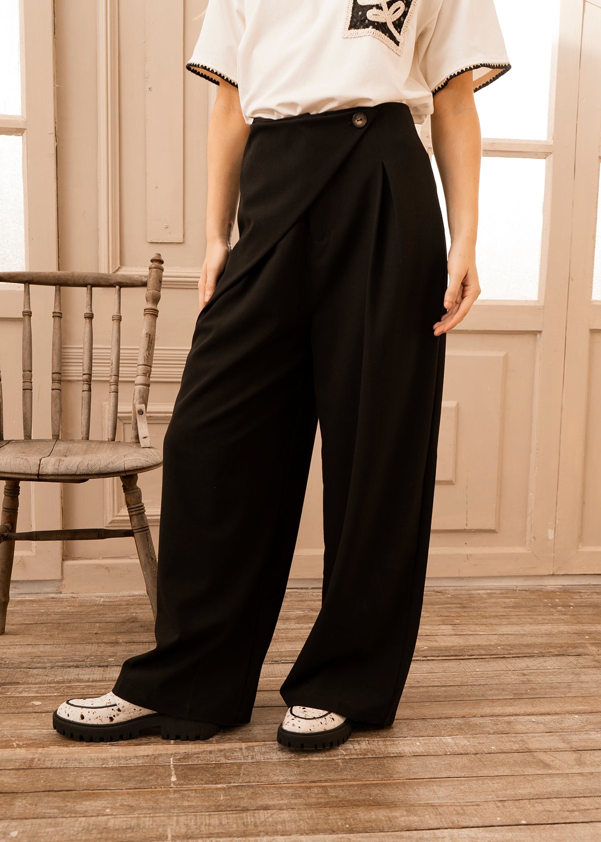 Pantalón color negro anco con panel cruzado delantero y botón 107043