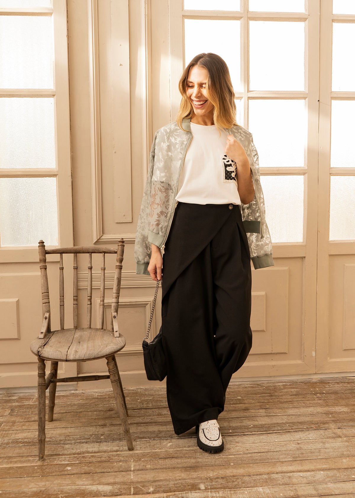 Pantalón color negro anco con panel cruzado delantero y botón 107043
