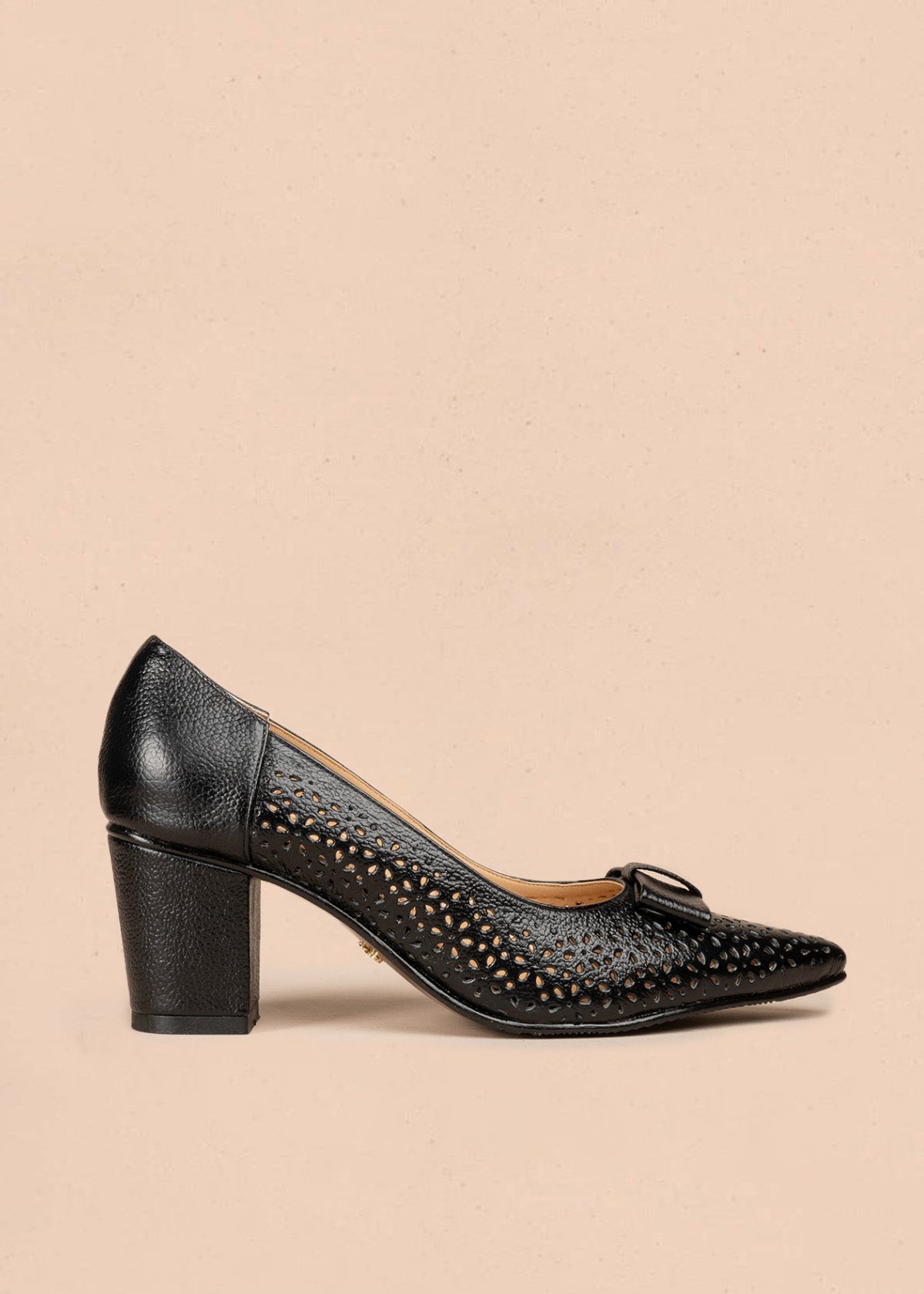Tacones de cuero color negro con textura de huecos, moño decorativo y tacón grueso 107047