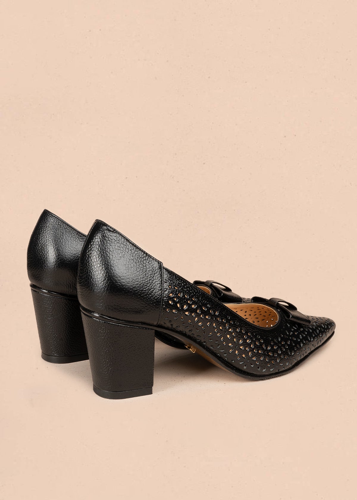 Tacones de cuero color negro con textura de huecos, moño decorativo y tacón grueso 107047