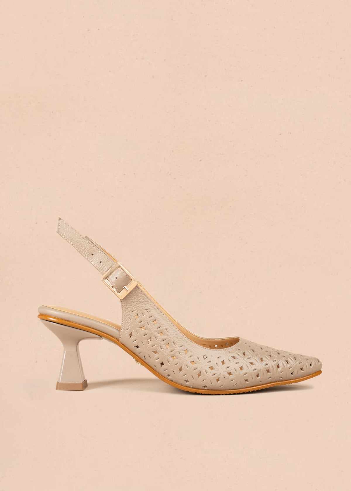 Tacones en trabilla color arena perforados en flor con correa trasera 107048