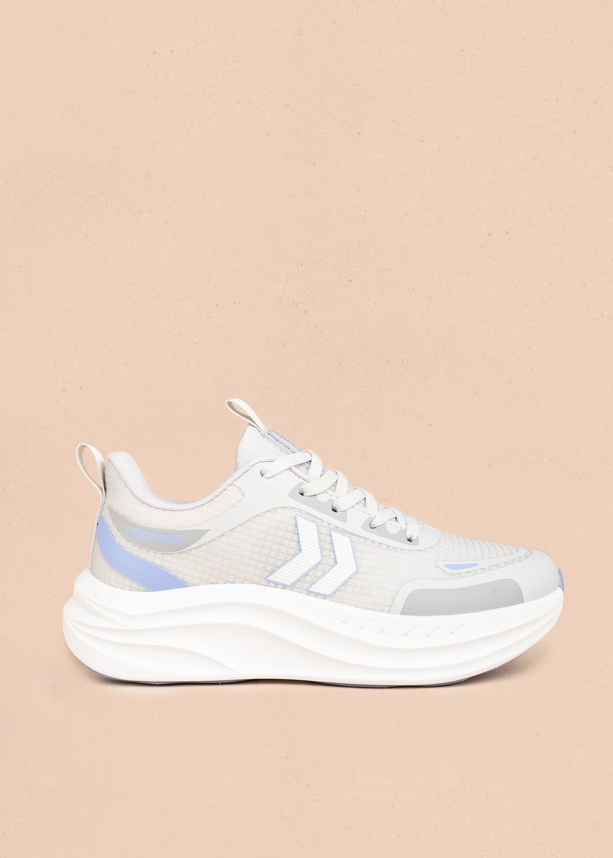 Tenis deportivos en textil color gris con flechas 107069