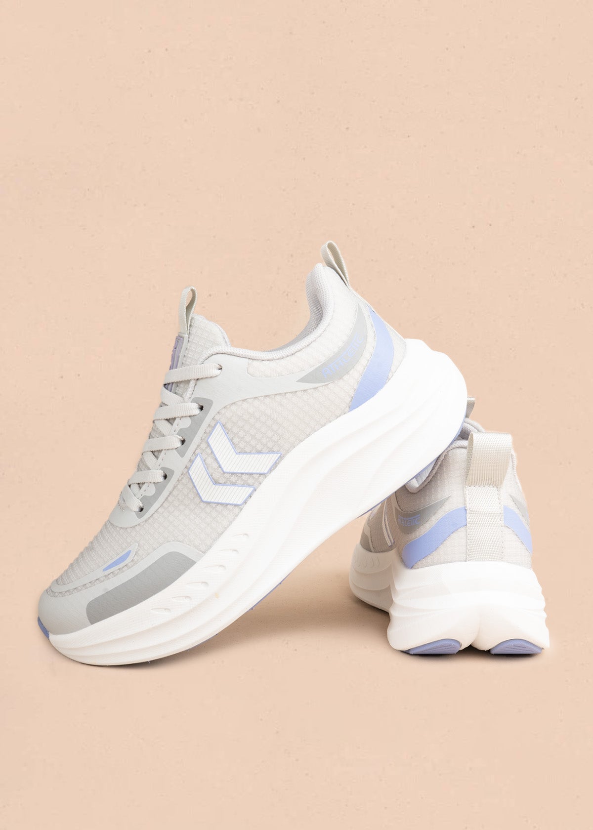 Tenis deportivos en textil color gris con flechas 107069