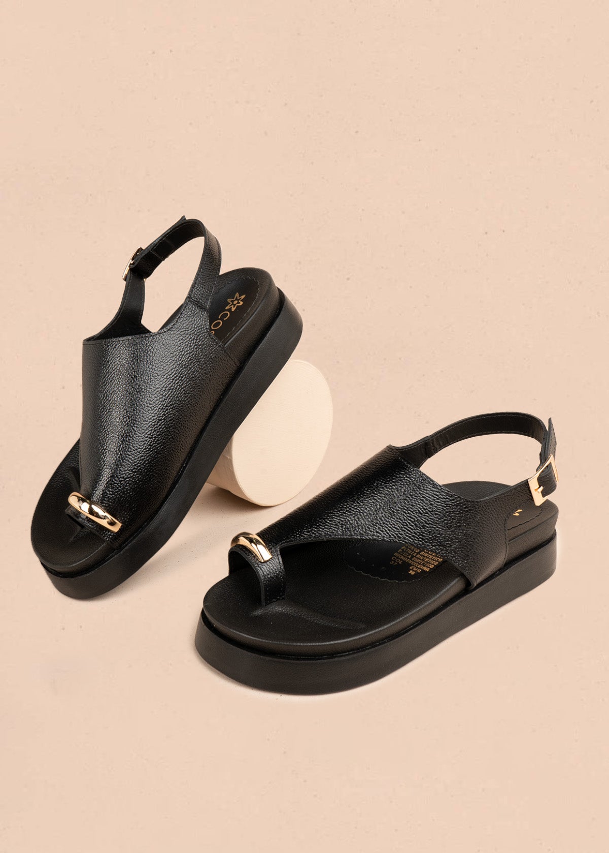 Sandalia de cuero color negro cruzada con hebilla al tobillo 107086