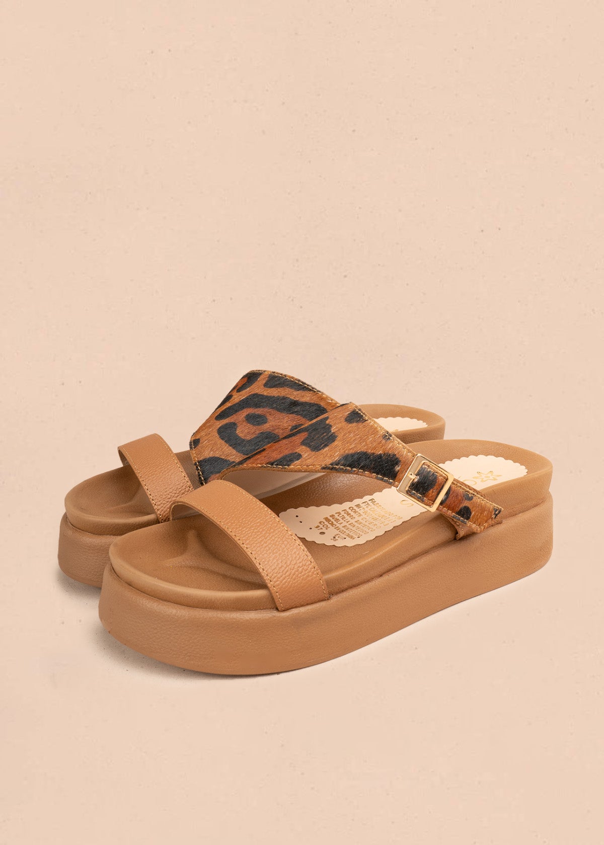 Sandalia en cuero color miel con estampado de leopardo 107087