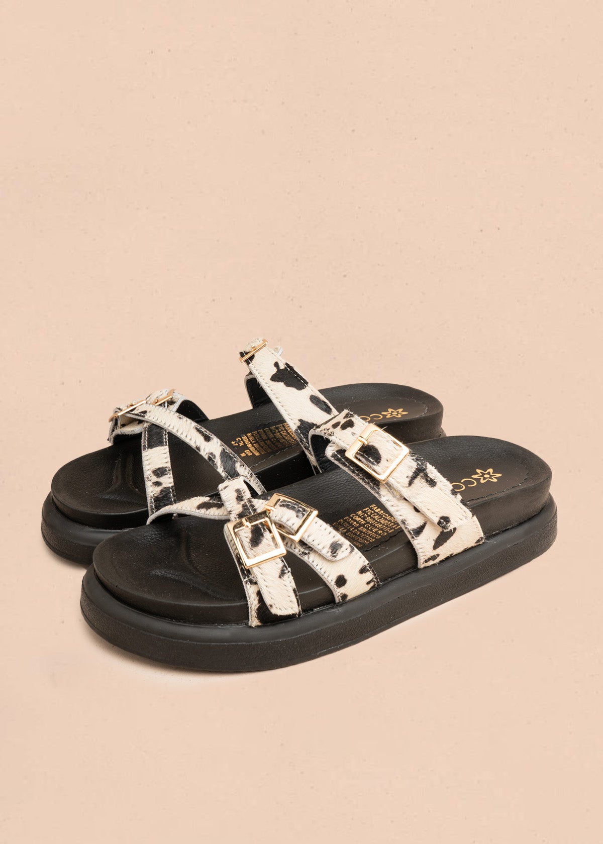 Sandalia plana en cuero animal print con hebillas doradas 107091